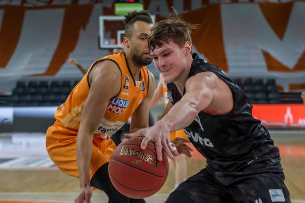 其背后是日 其背后是日